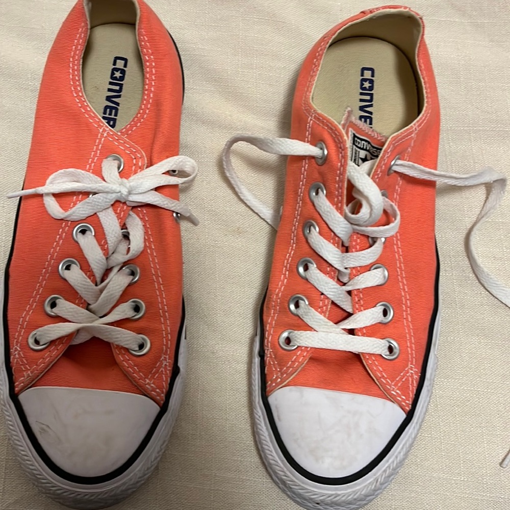 Womens size 8 barely worn chuck taylors. Look like new!